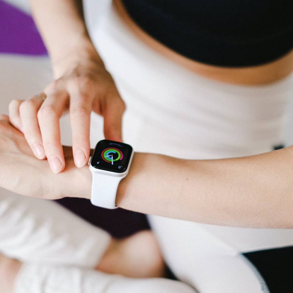 bily silikonovy reminek na apple watch