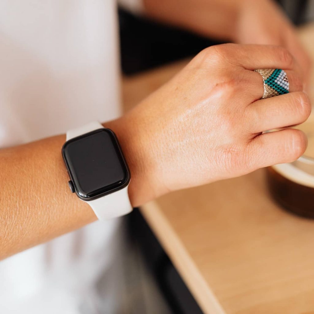 bily silikonovy reminek na watch apple