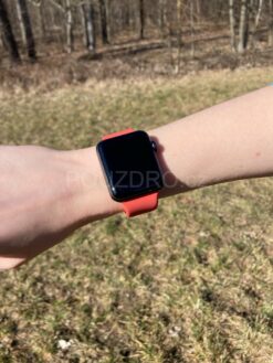 lososovy silikonovy reminek na apple watch