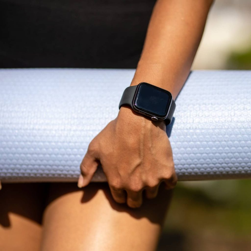 cerny silikonovy reminek na apple watch