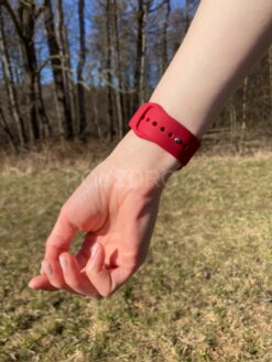 svetle cerveny silikonovy reminek na apple watch