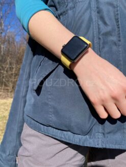 zlute silikonove sluchatka na apple watch 42