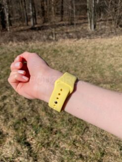 zlute silikonove sluchatka na apple watch 45 mm