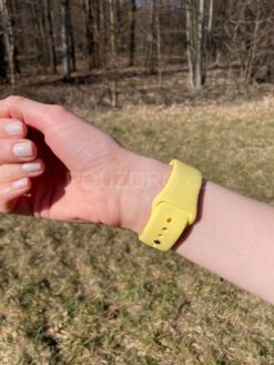 zlute silikonove sluchatka na apple watch 6