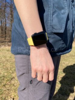 zlute silikonove sluchatka na apple watch 7