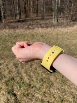 zlute silikonove sluchatka na apple watch se